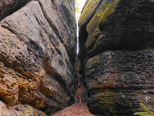 Beginn der Drachenstiege. Links oben 1901. Die Felsspalte ist breiter, als sie auf dem Foto aussieht, man kommt auch mit Rucksack gut durch