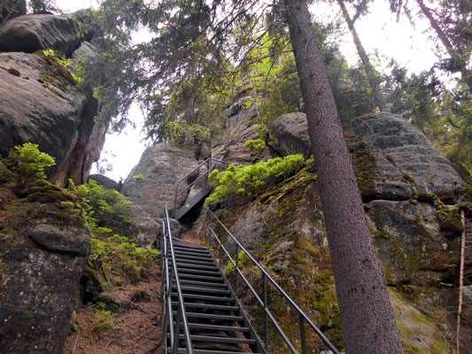 Am Hermannseck. Die Treppe führt hoch zur schmalen Stiege und weiter zur Aussicht an der Schlegelhütte