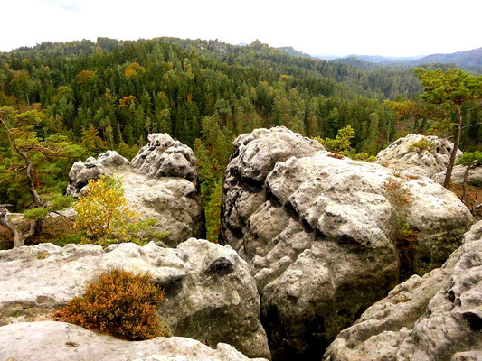 Aussicht von Mariens Ruhe, dem südwestlichen Teil des Tannigtsteiges, in der Mitte Rudolfstein
