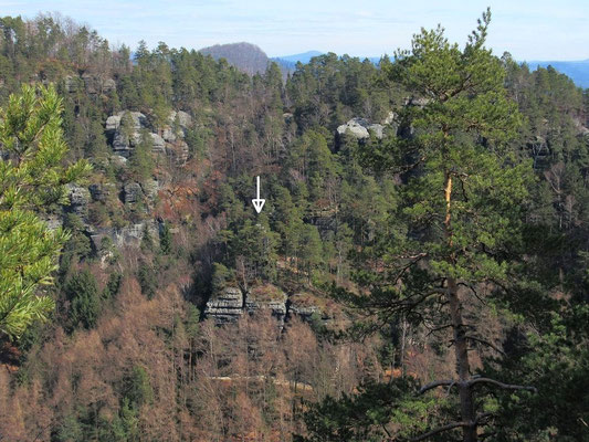 Hinter den Bäumen der Hickelkopf (Pfeil), hinten links Raumberg, rechts Wolfsberg