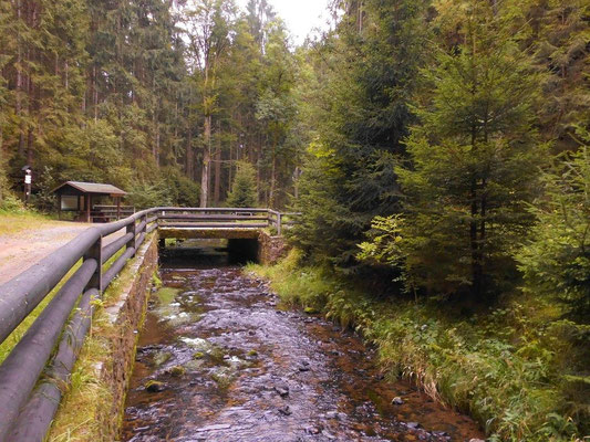 Die Touristenbrücke im mittleren Khaatal