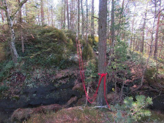 Stelle der ehemaligen Holzbrücke kurz vor der Aussicht. Die Felsspalte ist nur mit einem Stück Seil zu überwinden.
