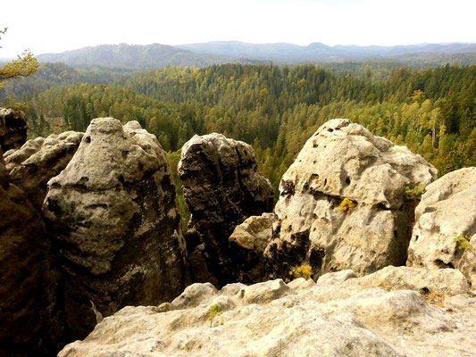 Aussicht von Mariens Ruhe, dem südwestlichen Teil des Tannigtsteiges. In Bildmitte am Horizont Großer Winterberg, rechts davon Raumberg
