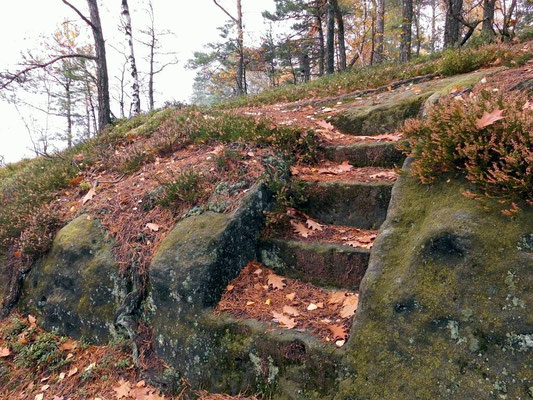 Alte Treppe auf dem Felsmassiv hinter der Balzhütte