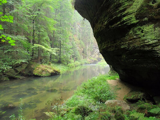 8. Bachdurchquerung am Rand an der Felswand entlang