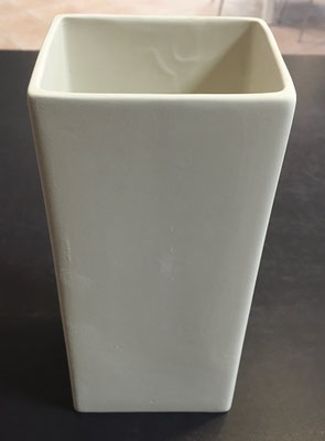 VV - Vase viereckig, Höhe 22,5 cm, Breite 10 cm, Tiefe 8,5 cm - 29,90 Euro