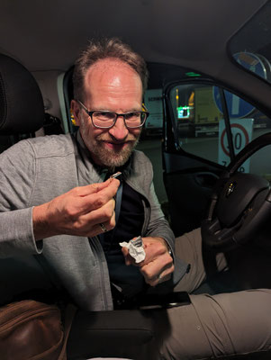 Roland stärkt sich mit etwas Koffein.
