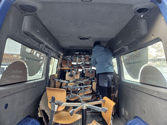 95 Stühle in einen Kastenwagen - da muss der Platz gut ausgenutzt werden! :-)