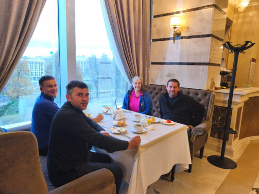 Nach dem Ausschlafen bis 7.30 Uhr gibt es im Hotel Frühstück, bevor sich das Team auf den Weg zum Treffen mit der Organisation "Voices of Children" macht.