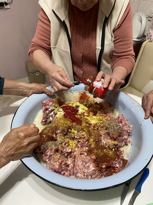 Anderer Tag, anderer Ort: Reis, Fleisch und viele Gewürze ergeben die Füllung für leckere Holubtsi.