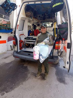 Eine Ambulanz nahe der Front im Osten ist dankbar für verschiedene, aus der Schweiz gelieferte Materialien.