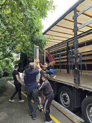Und ab in den LKW damit.