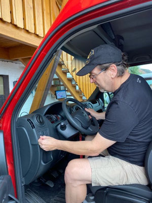 Walter macht sich mit dem Fahrzeug vertraut.