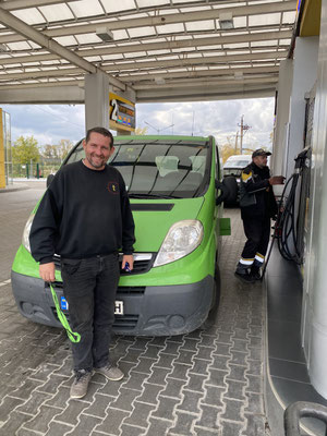Ivan und Rita sind mit dem grünen Bus, liebevoll "Drache" genannt, unterwegs, den emH im September den ukrainischen Partnern übergeben hat.
