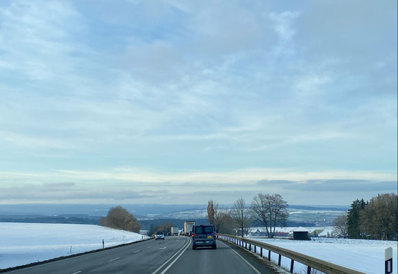 Die Fahrt führt durch eine schöne Winterlandschaft. Glücklicherweise sind die Strassen aber trocken und schneefrei.