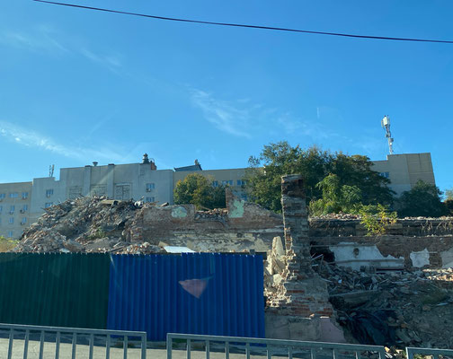 Dnipro - hier stossen Ruslan und Victor mit dem zweiten - ebenfalls in Uzhorod mit emH-Gütern gefüllten - Fahrzeug zu Rita und Ivan. Ab hier sind sie mit ihren beiden Fahrzeugen zu viert unterwegs.