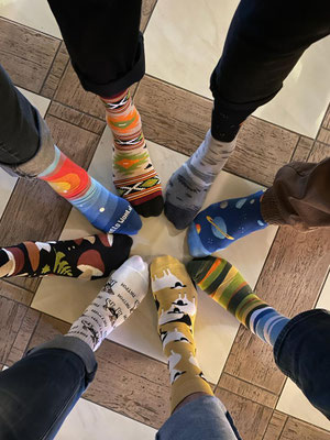 Das andere Abfahrtsfoto: Zum Dank haben die Fahrer von den Ukrainiern tolle Socken erhalten und machen sich damit auf den Rückweg.