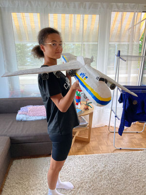 Sophia, eine 15-jährige Ukrainerin, die wegen des Krieges in der Schweiz lebt, hat als Abschlussarbeit ein Modell des berühmten Frachtflugzeugs Antonow 225, welches im Krieg zerstört wurde, gebaut. Sie hat eine Organisation gefunden, die das Modell ...