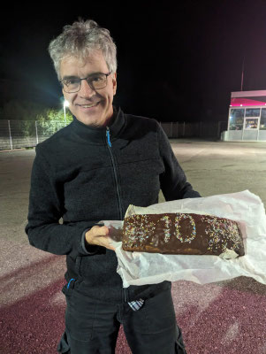 Zur 10. Fahrt haben Benno und Beatrix extra einen Kuchen gebacken. Ein herzliches Dankeschön vom ganzen Fahrerteam!