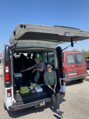 Diesmal gerät unser Team zum ersten Mal in einen richtigen Stau auf der Autobahn.