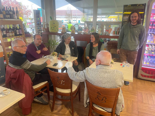 Um 8 Uhr macht die Crew eine wohlverdiente Kaffeepause im Trockenen.