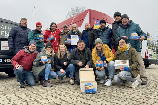 Gemeinsames Abschlussbild nach dem Umladen - alle Schweizer haben von den Ukrainern ein "neues Auto" als Dank für ihren Einsatz erhalten. :-)