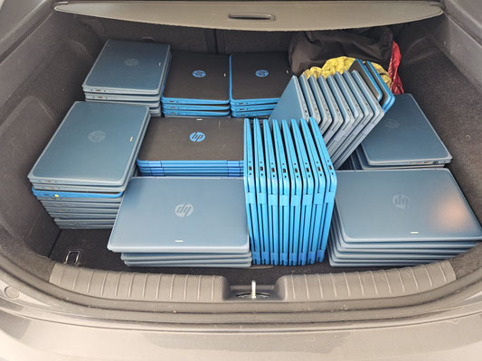 Über 80 gebrauchte, aber noch gut funktionierende Laptops durfte Leonie von einer Schule abholen - herzlichen Dank!