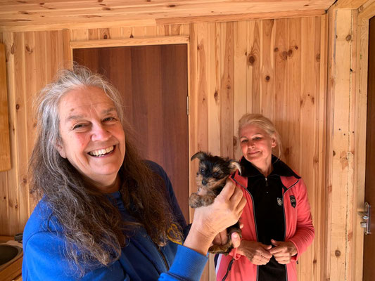 Viktoria hat ganz viele zurückgelassene Hunde und Katzen bei sich in Druzhkivka aufgenommen. Nachdem ihr Haus bombardiert wurde, ist sie mit allen Fellnasen geflohen und hat in der verhältnismässig sicheren Westukraine ein neues Zuhause gefunden.
