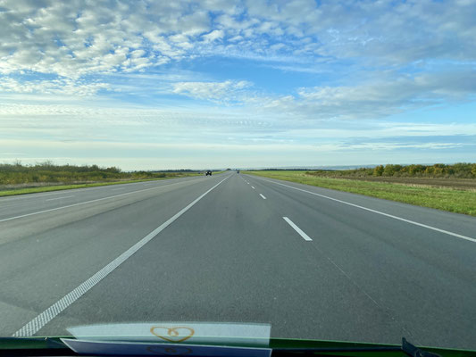 Diese Strasse kann auch als Start- und Landepiste für Flugzeuge gebraucht werden.