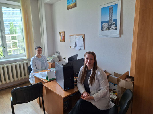Diese junge Ärztin (rechts) und ihr Team bedanken sich herzlich für den PC ("Thank you very much to you and our friends from Switzerland for your help! It's exactly what we needed. Thank you!")