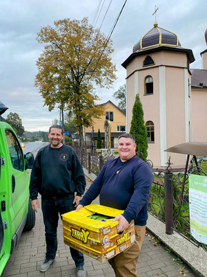 Hier werden noch sterilisierte Mahlzeiten eingeladen. Danke - die Menschen im Osten sind froh darum.
