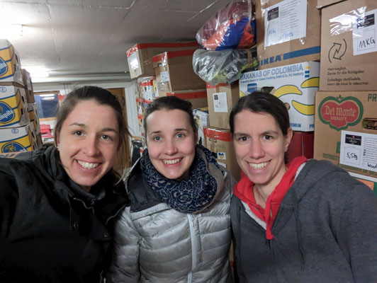 Antonia, Angi und Leonie haben bereits am Vortag zwei der drei Fahrzeuge beladen.