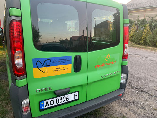 Das Fahrzeug ist in der Ukraine angekommen und hat nun eine ukrainische Nummer erhalten.