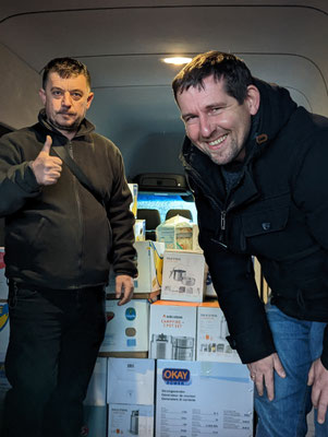 Die beiden ukrainischen Pfarrer und Fahrer freuen sich über die vielen wertvollen Güter.