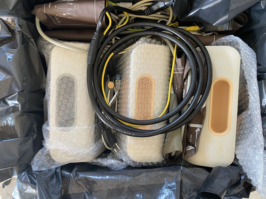 ... verpackt sie sorgfältig für den Transport.
