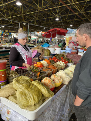 ... und den grossen Gemüse-, Früchte- und Kleidermarkt ausserhalb der Halle.
