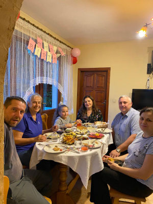 Anlässlich ihres Besuchs wurde Rita von Ivan S.s Familie zu einem kleinen Festessen eingeladen.