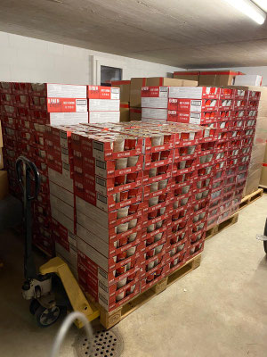 ... mehrere Tausen Portionen Fertignahrung in unser Lager bringen.