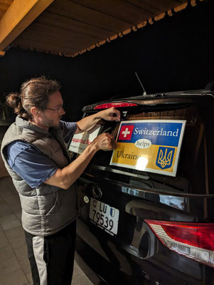 Severin beschriftet das Reisefahrzeug.