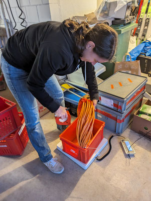 Währenddessen wird in Grosswangen das vierte und letzte Fahrzeug beladen. Ein Teil der mitgebrachten Kabel wird gleich noch gewogen, beschriftet und in dieses Fahrzeug eingeladen.