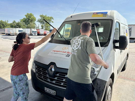 Bei sonnigem, warmem Wetter geht die Fahrt weiter retour in Richtung Schweiz. Zwischendurch werden die Scheiben geputzt.