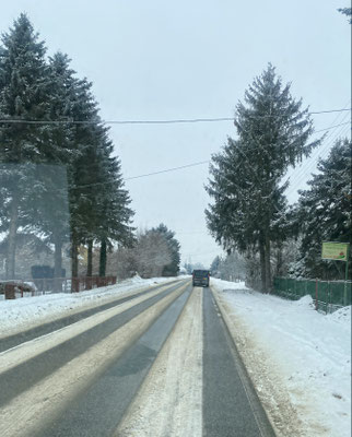 Die Crew hatte diesmal Verkehrs- und Wetterglück: Kaum Schnee, kein Eisregen oder glatte Flächen, freie Strassen und kaum Stau. Der Schnee auf der Strasse hier war eine Ausnahme.