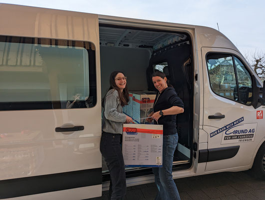 Bereits am Tag vor der Abfahrt beladen Antonia, Roxane und Leonie die zwei Kastenwagen.