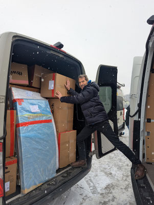 Auch dieses Fahrzeug ist bald voll. Nach einem gemeinsamen Snack verabschieden sich die beiden Crews wieder voneinander.