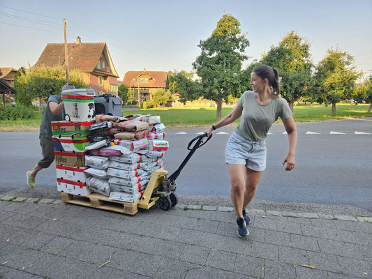 Auch auf dieser Fahrt darf das Tierfutter nicht fehlen.