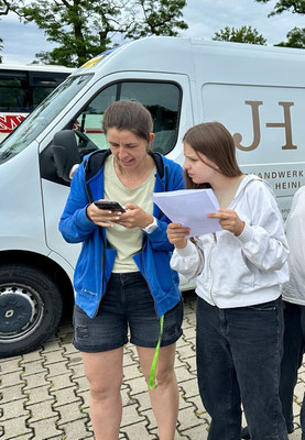 Antonia und Natalia kontrollieren die Zollpapiere.