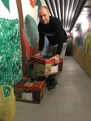 Die fertigen Brenner werden in Schachteln verpackt und ...