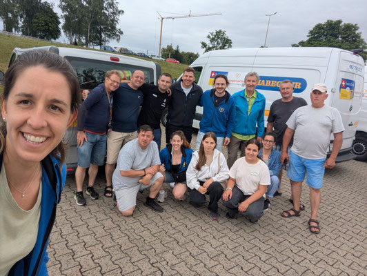 Abschlussbild der beiden Fahrercrews nach dem Umladen