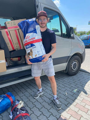 15 kg Hundefutter - für die Tiere, die nichts für den Krieg können und von ihren Besitzern zurückgelassen wurden (oder zurück gelassen werden mussten).