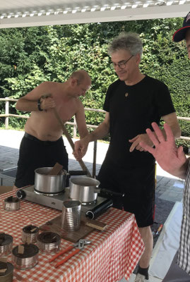 Die Temperaturen lagen bei rund 30°C und die Arbeit der "Wachshelfer" gab zusätzlich warm. :-)